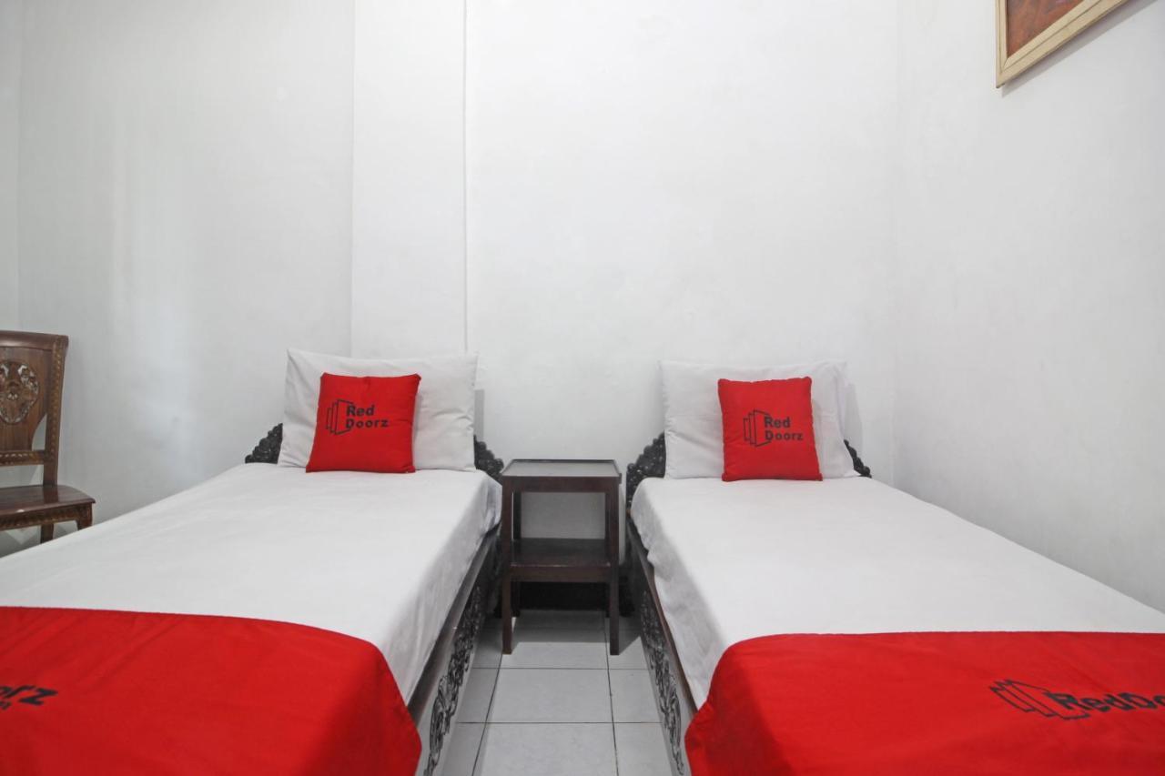 Reddoorz Plus @ Taman Siswa 3 Джокьякарта Экстерьер фото