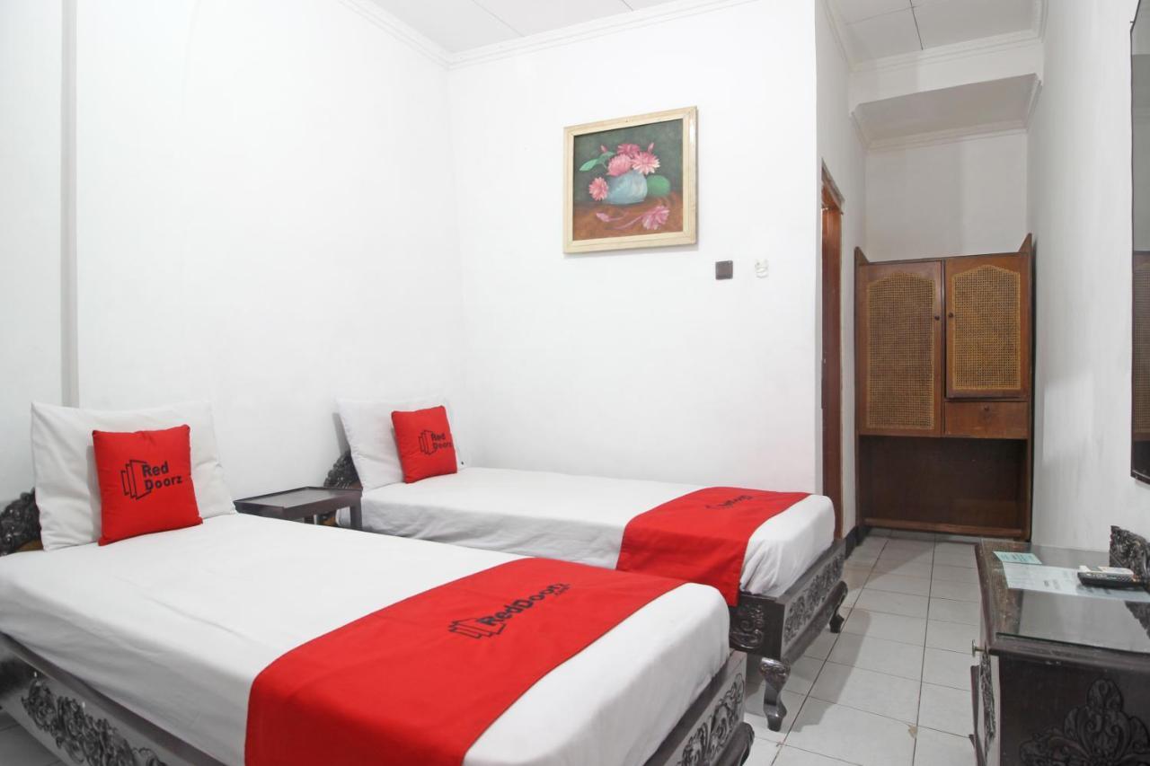 Reddoorz Plus @ Taman Siswa 3 Джокьякарта Экстерьер фото